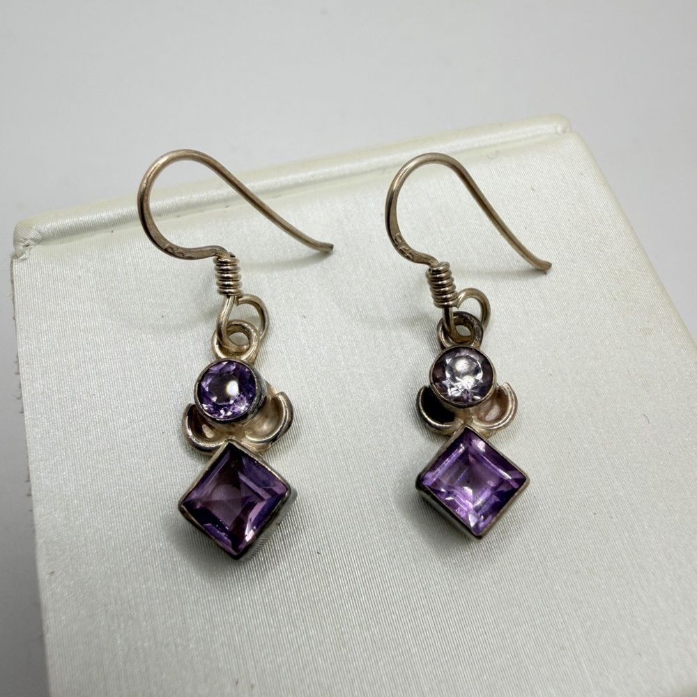 5mm and 4mm faceted princess and round cut‎ Amethyst dangle earrings in 925!
